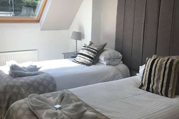 Room 2 of 10