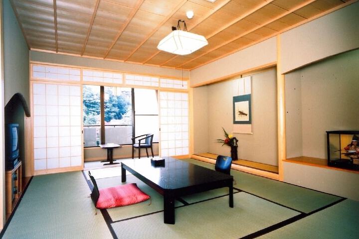 Room 5 of 13