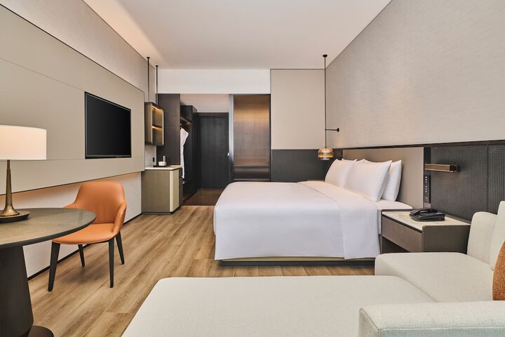 Room 6 of 93