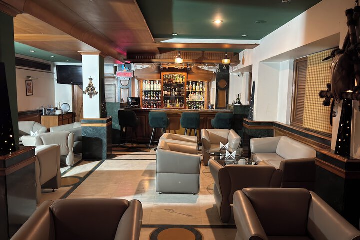 Lounge 45 of 50