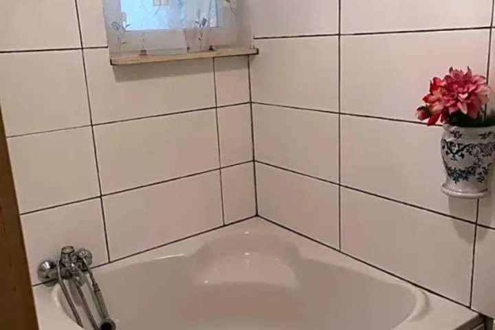 Room 9 of 16