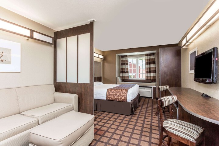 Suite 1 King Bed (2 of 4)