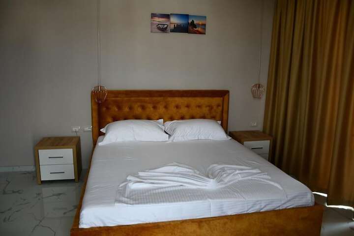 Room 10 of 33