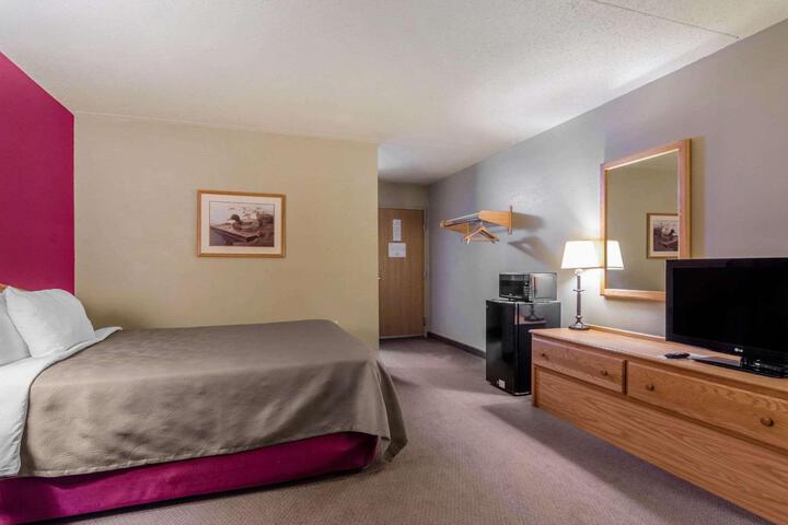1 Queen Bed (4 of 4)