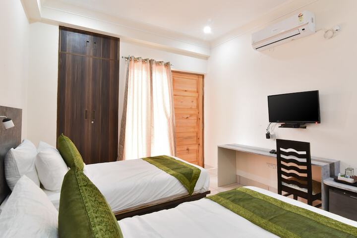 Room 10 of 27