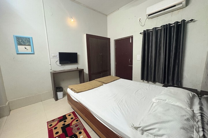 Room 12 of 19