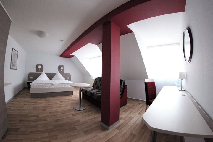 Room 13 of 23
