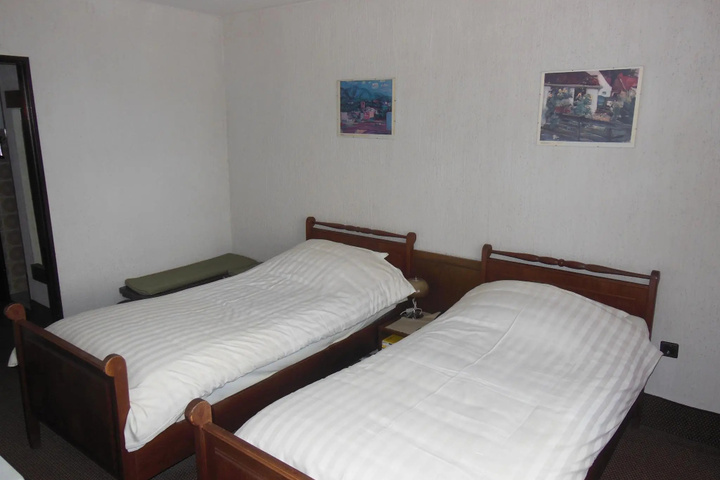 Room 5 of 12