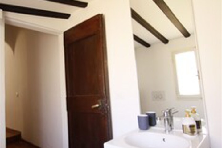 Room 9 of 28
