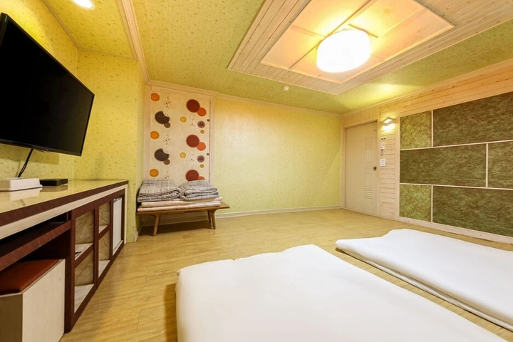 Room 5 of 14
