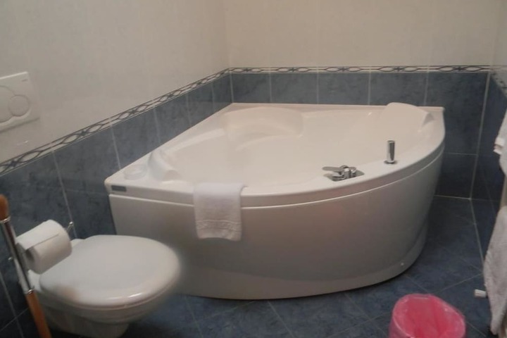 Hot Tub 9 of 27