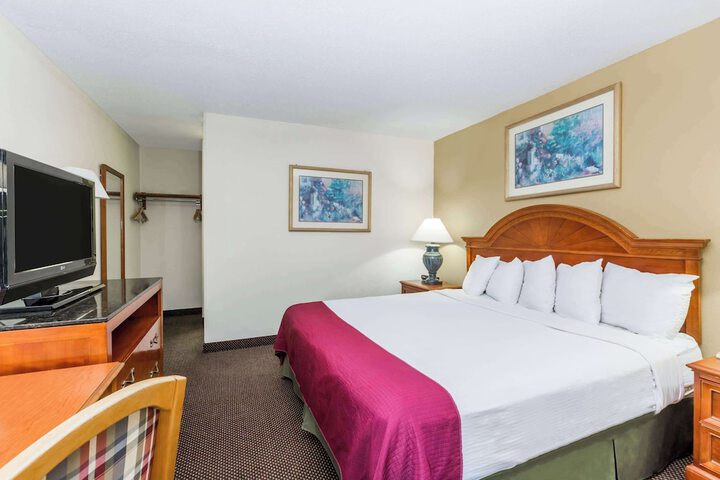 1 King Bed (8 of 11)