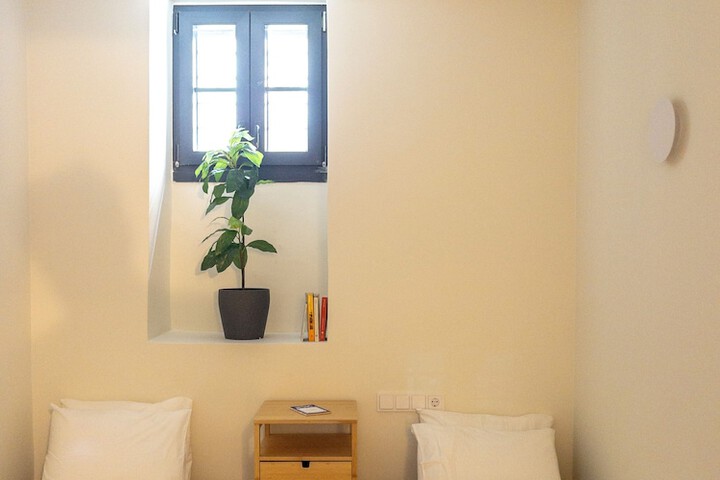 Room 3 of 32