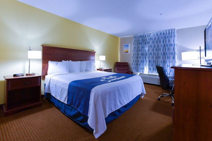 1 King Bed Bathtub Accessible (2 of 10)