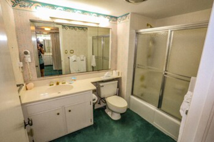 Room 6 of 18