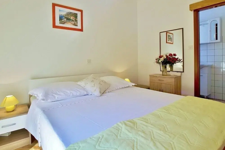 Room 4 of 13