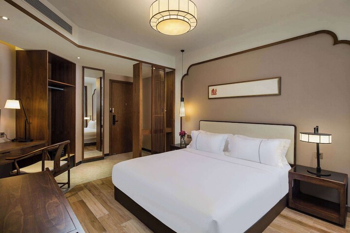 Room 13 of 25