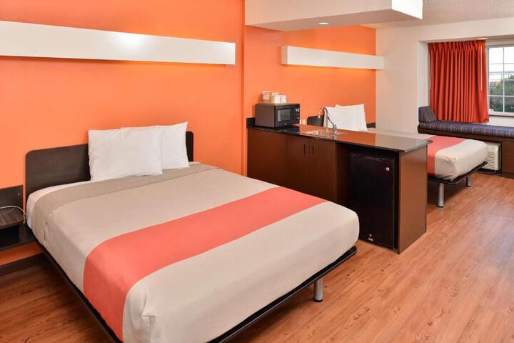 2 Queen Beds (5 of 12)