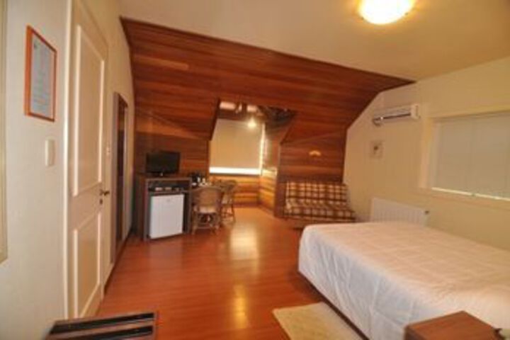 Room 27 of 40