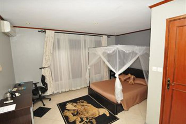 Room 8 of 33