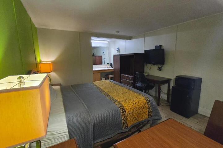 1 King Bed (3 of 6)