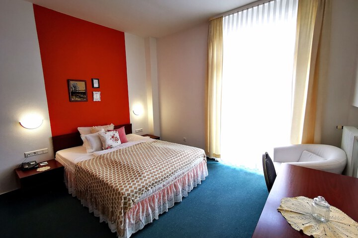 Room 12 of 34