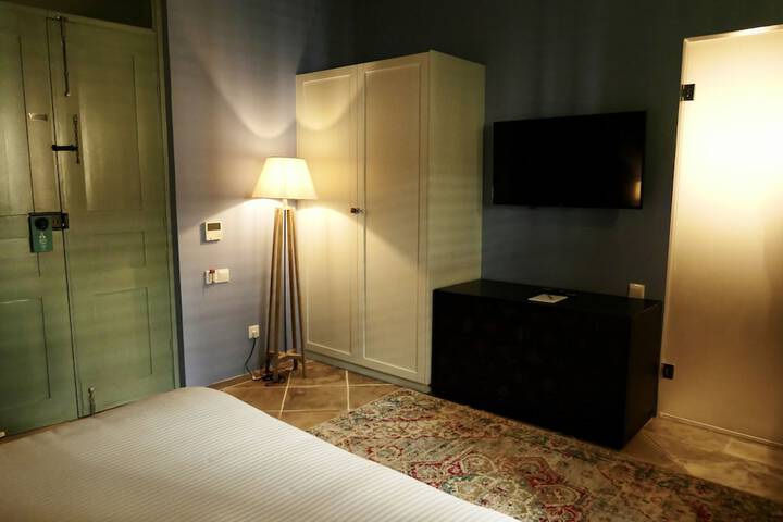 Room 32 of 97