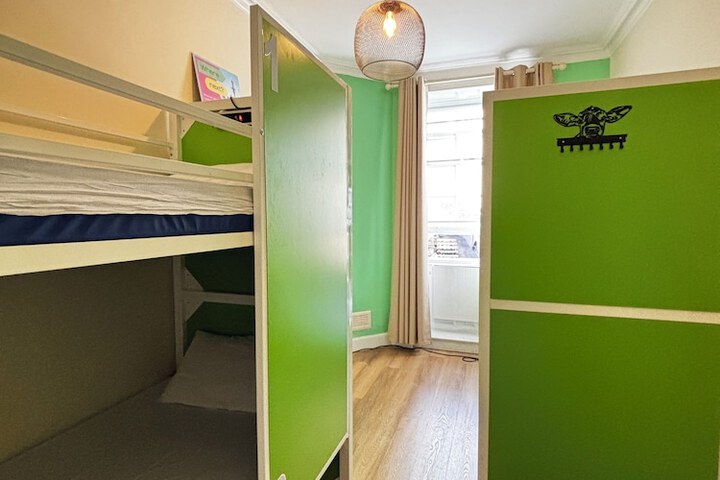 Room 13 of 76