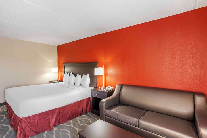 1 King Accessible Bathtub Sofa Bed Microwave, Refrigerator No Pets Allowed Full Breakfast (13 of 21)