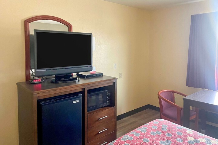 1 Queen Bed (8 of 12)