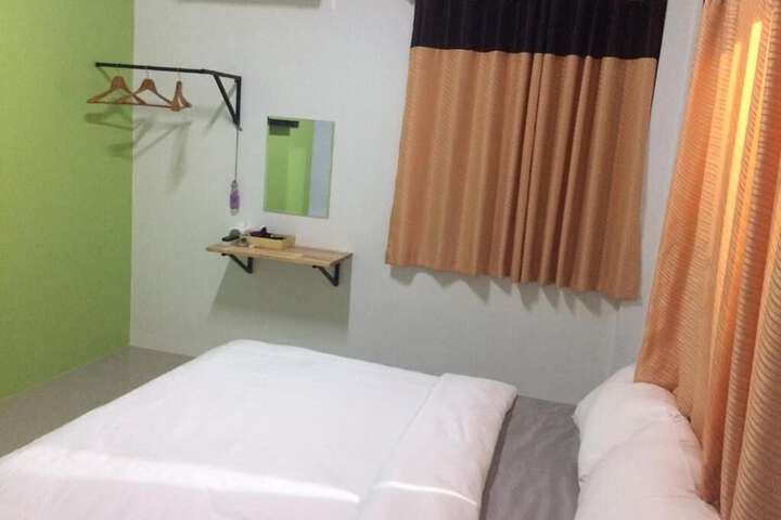 Room 10 of 32