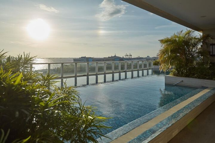 Pool Hotel