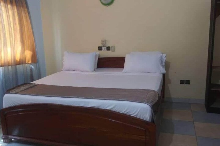Room 4 of 16