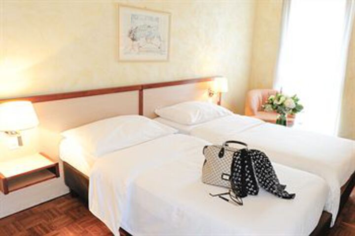 Room 8 of 33