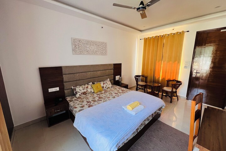 Room 10 of 28