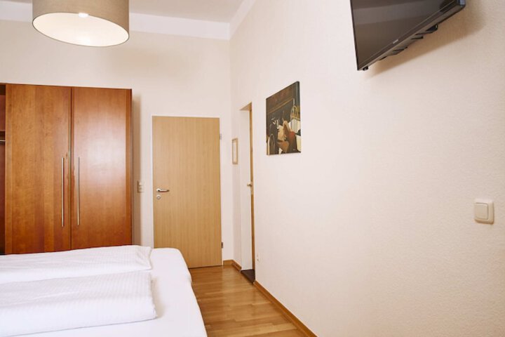 Room 14 of 76