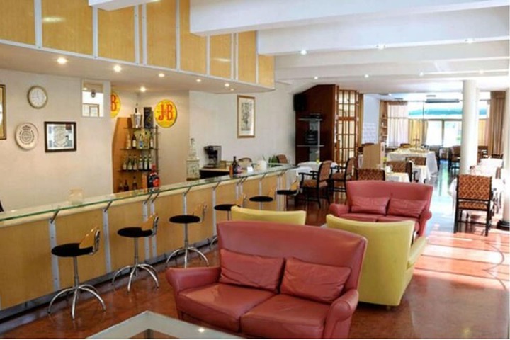 Lounge 18 of 28
