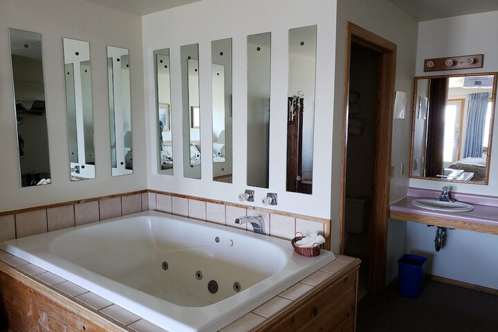 1 King Bed Beach Front Jetted Tub (19 of 40)