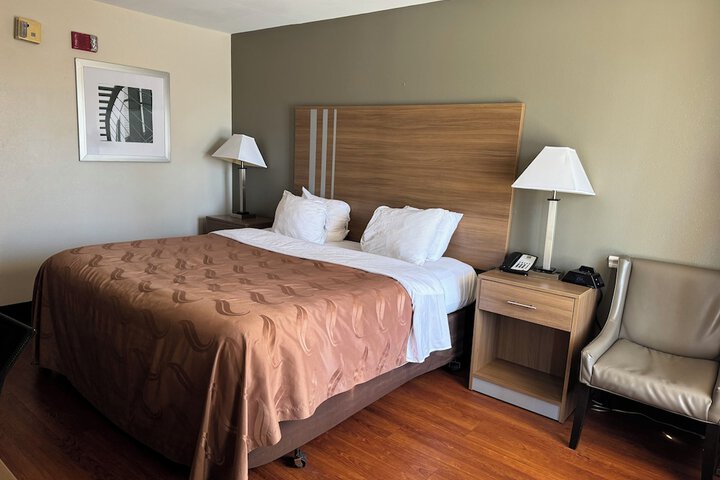 1 King Bed Mobility Accessible (10 of 12)