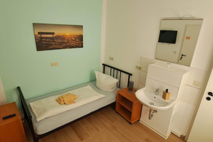 Room 16 of 33