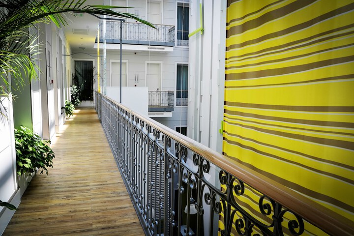 Ballroom/Hall 74 of 80