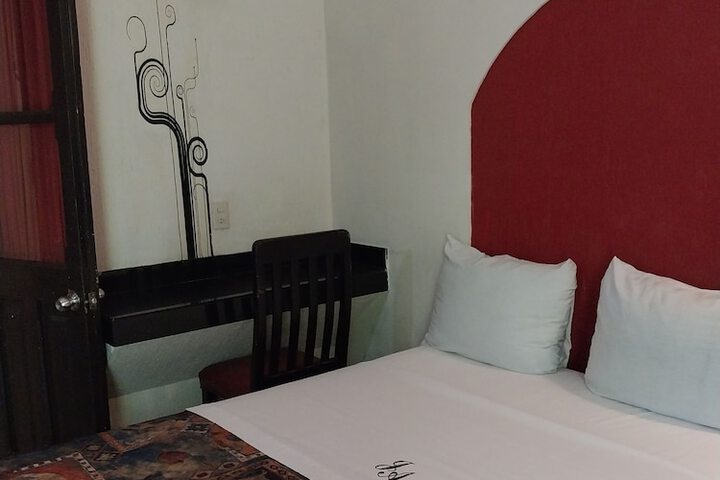Room 4 of 12