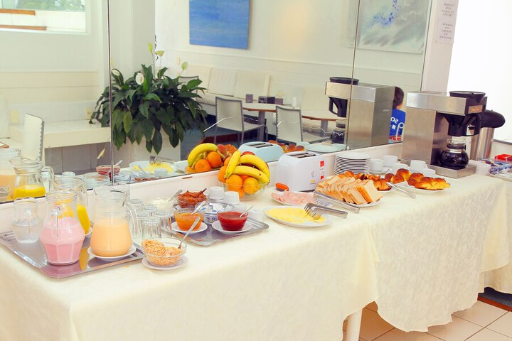 Breakfast/Coffee Service 32 of 41