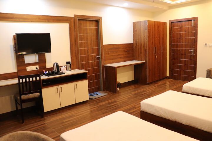 Room 15 of 32