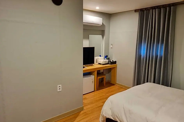 Room 2 of 2
