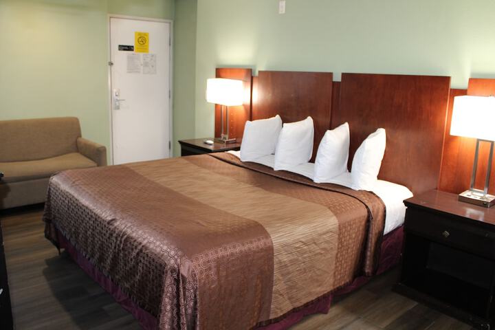 Deluxe King Bed (5 of 10)