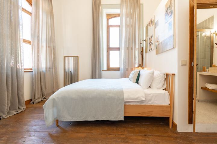 Room 15 of 28
