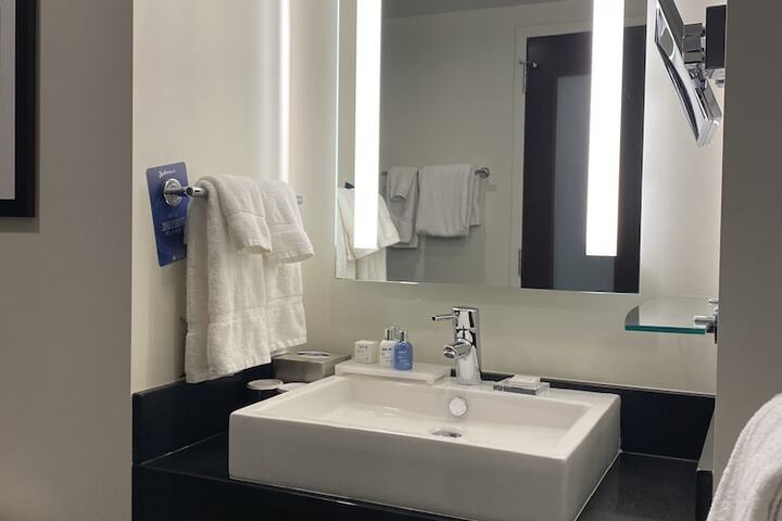 Bathroom sink