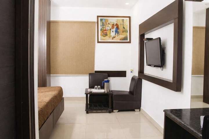 Room 6 of 13