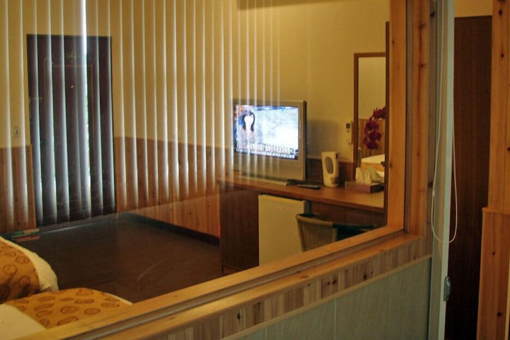 Room 15 of 48